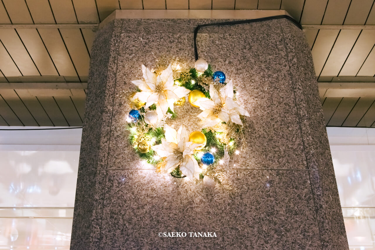 東京の人気おすすめクリスマス・イルミネーションスポット|日比谷仲通り側に面した帝国ホテル東京の壁面に設置された135周年記念リース(東京・日比谷)
