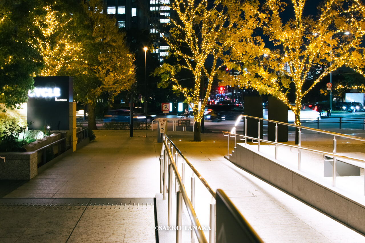 東京の人気おすすめクリスマス・イルミネーションスポット|Otemachi One Illumination / Otemachi One Gardenのシャンパンゴールドイルミネーションと駐輪場入口(東京・大手町)