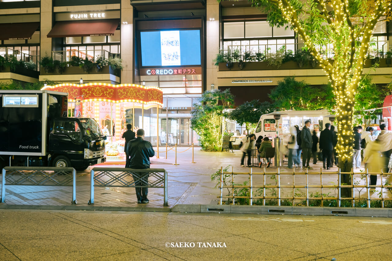 東京の人気おすすめクリスマス・イルミネーションスポット｜推し活・人生の想い・願いを叶える開運特別イベント「カナエルNIHONBASHI」メイン会場となっているコレド室町テラスの大屋根広場に設置された麒麟ゴーラウンド（東京・日本橋）