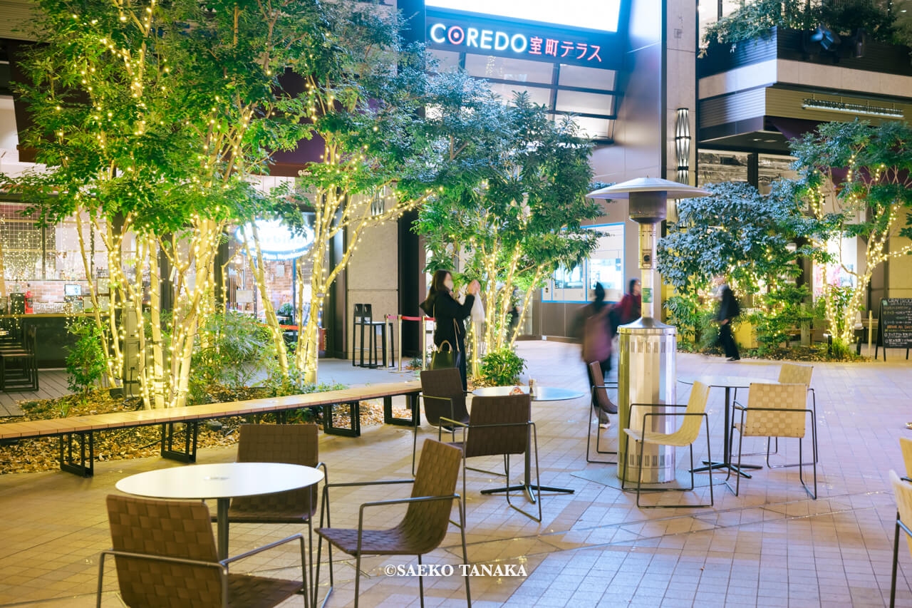 東京の人気おすすめクリスマス・イルミネーションスポット|「カナエルNIHONBASHI」メイン会場となっているコレド室町テラスの大屋根広場にあるカフェ・ISHIYA NIHONBASHI / イシヤ日本橋とゴールドイルミネーション(東京・日本橋)