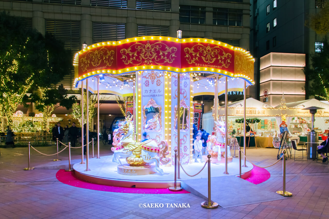 東京の人気おすすめクリスマス・イルミネーションスポット|推し活・人生の想い・願いを叶える特別イベント「カナエルNIHONBASHI」メイン会場となっているコレド室町テラスの大屋根広場に設置された麒麟ゴーラウンド(東京・日本橋)
