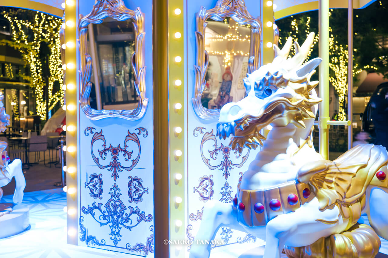 東京の人気おすすめクリスマス・イルミネーションスポット｜推し活・人生の想い・願いを叶える開運特別イベント「カナエルNIHONBASHI」メイン会場となっているコレド室町テラスの大屋根広場に設置された麒麟ゴーラウンド（東京・日本橋）