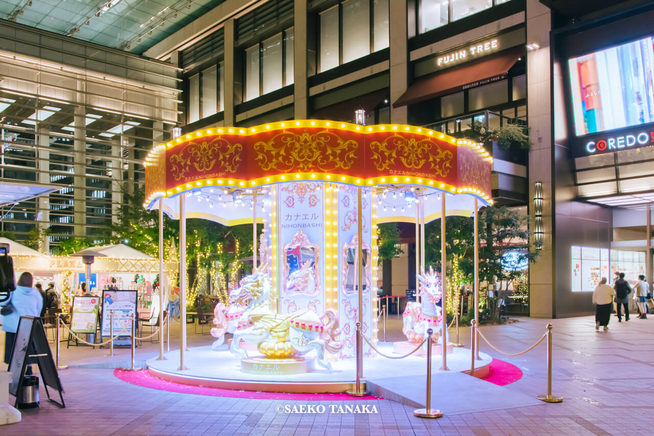 東京の人気おすすめクリスマス・イルミネーションスポット｜推し活・人生の想い・願いを叶える開運特別イベント「カナエルNIHONBASHI」メイン会場となっているコレド室町テラスの大屋根広場に設置された麒麟ゴーラウンド（東京・日本橋）