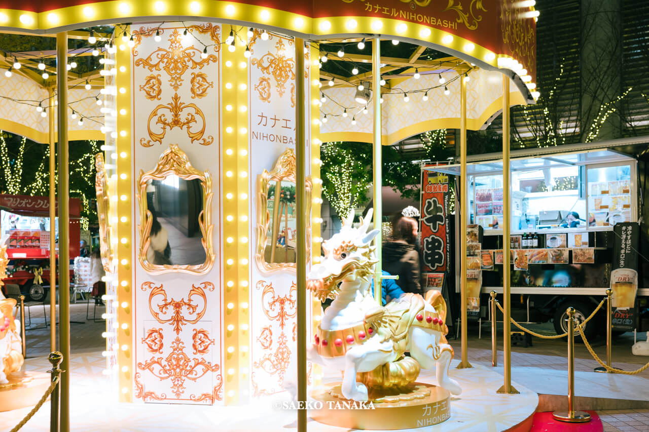 東京の人気おすすめクリスマス・イルミネーションスポット|推し活・人生の想い・願いを叶える特別イベント「カナエルNIHONBASHI」メイン会場となっているコレド室町テラスの大屋根広場に設置された麒麟ゴーラウンド(東京・日本橋)