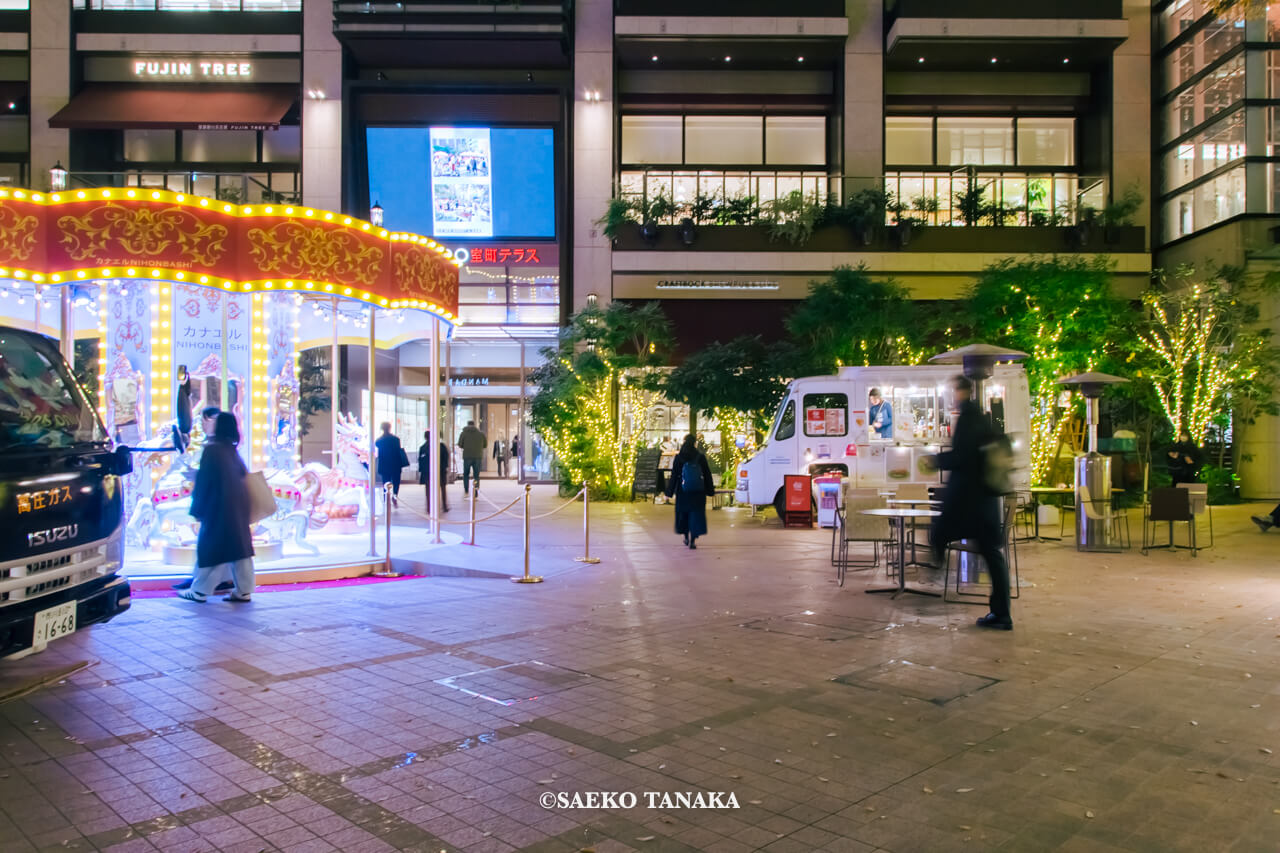 東京の人気おすすめクリスマス・イルミネーションスポット|推し活・人生の想い・願いを叶える特別イベント「カナエルNIHONBASHI」メイン会場となっているコレド室町テラスの大屋根広場に設置された麒麟ゴーラウンド(東京・日本橋)