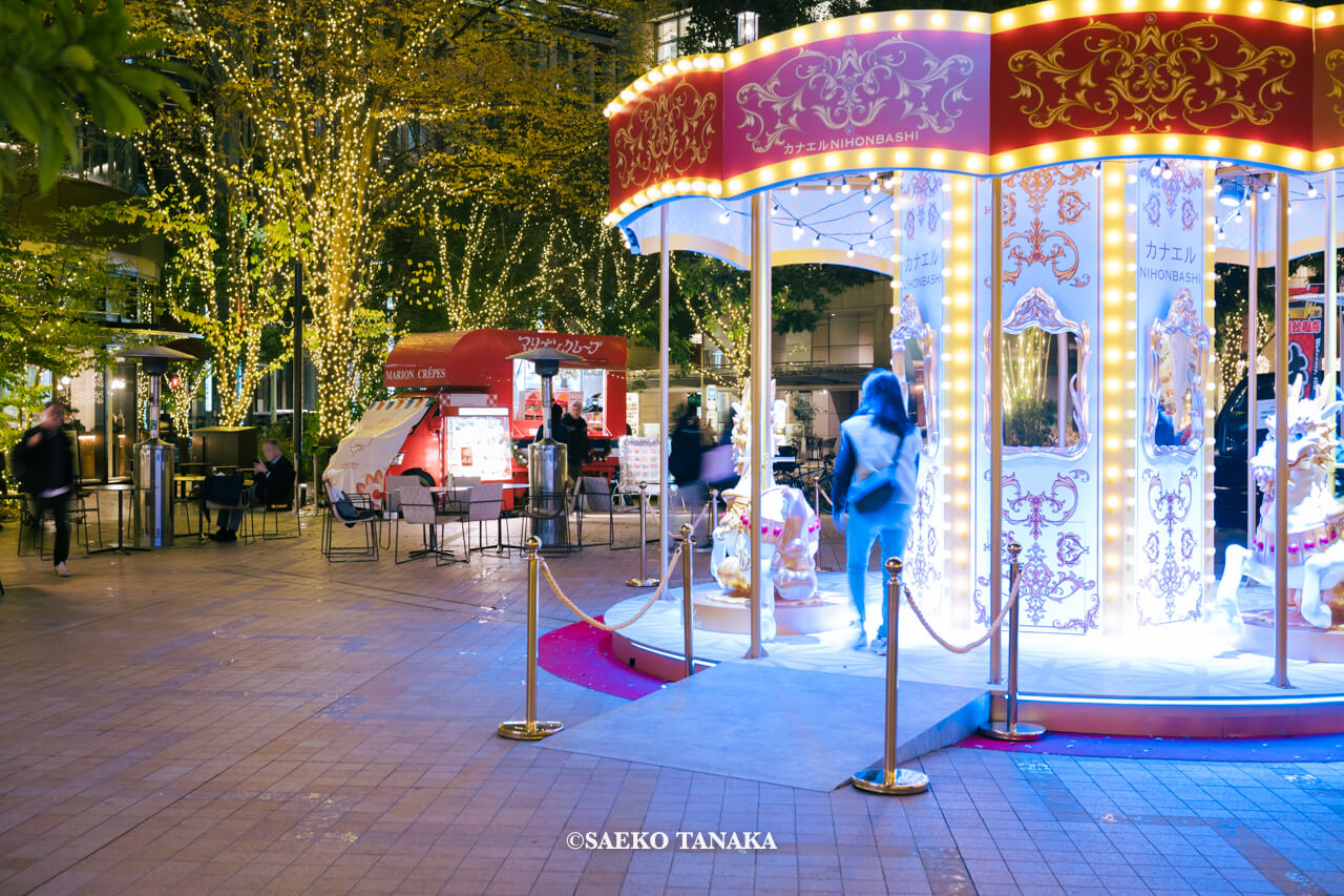 東京の人気おすすめクリスマス・イルミネーションスポット|推し活・人生の想い・願いを叶える特別イベント「カナエルNIHONBASHI」メイン会場となっているコレド室町テラスの大屋根広場に設置された麒麟ゴーラウンド(東京・日本橋)