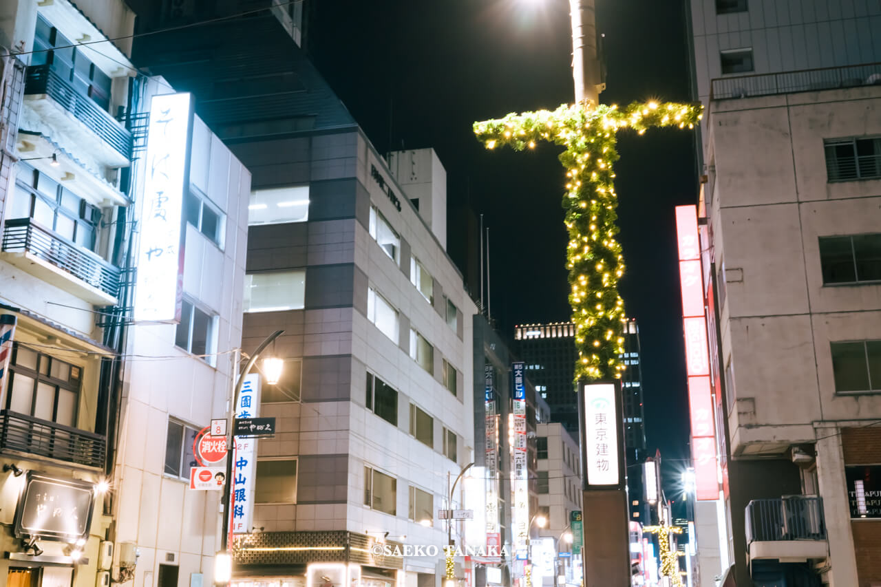 東京の人気おすすめクリスマス・イルミネーションスポット｜八重洲仲通りのTOKYO ILLUMILIA / 東京イルミリアの十字架モチーフ装飾（東京・八重洲）