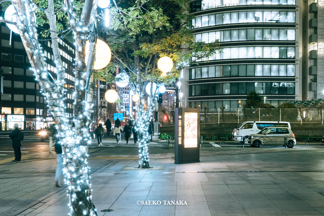 東京の人気おすすめクリスマス・イルミネーションスポット｜和と光のWinter Festaのイベント企画にて晴海通りに面した街路樹を「円」をモチーフにした球体イルミネーションで彩られた銀座松竹スクエア（東京・東銀座）