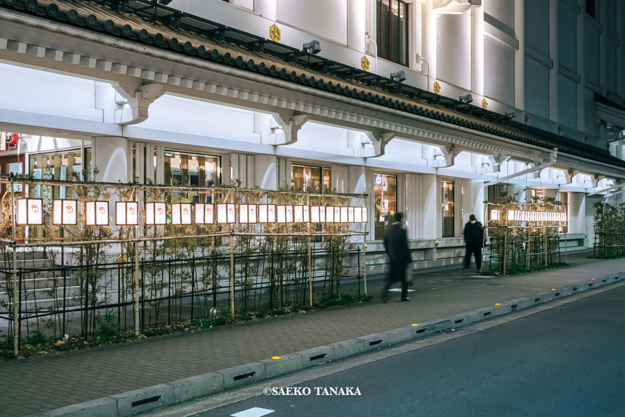 東京の人気おすすめクリスマス・イルミネーションスポット｜和と光のWinter Festaのイベント企画にて「灯籠」をモチーフにした灯籠イルミネーションで彩られた歌舞伎座（東京・東銀座）