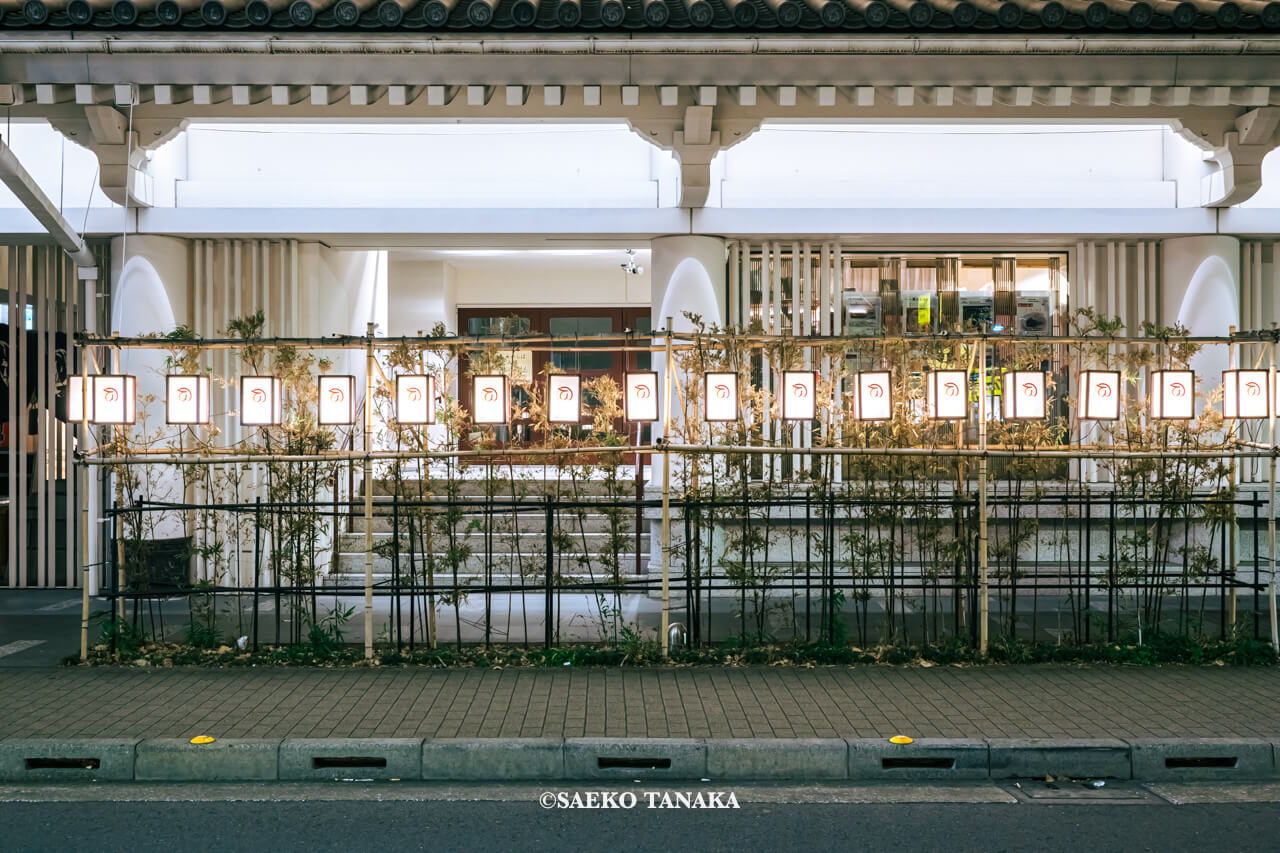 東京の人気おすすめクリスマス・イルミネーションスポット｜和と光のWinter Festaのイベント企画にて「灯籠」をモチーフにした灯籠イルミネーションで彩られた歌舞伎座（東京・東銀座）