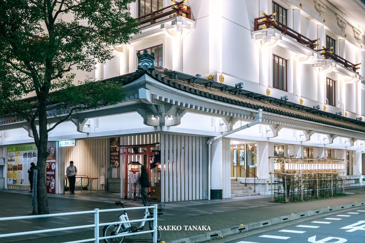 東京の人気おすすめクリスマス・イルミネーションスポット｜和と光のWinter Festaのイベント企画にて「灯籠」をモチーフにした灯籠イルミネーションで彩られた歌舞伎座（東京・東銀座）