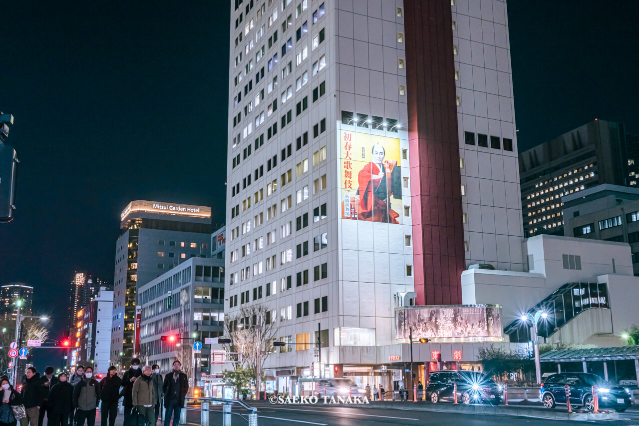 東京の人気おすすめクリスマス・イルミネーションスポット｜和と光のWinter Festaのイベント企画にて「灯籠」をモチーフにした灯籠イルミネーションで彩られた東劇ビルの歌舞伎新春公演看板（東京・東銀座）