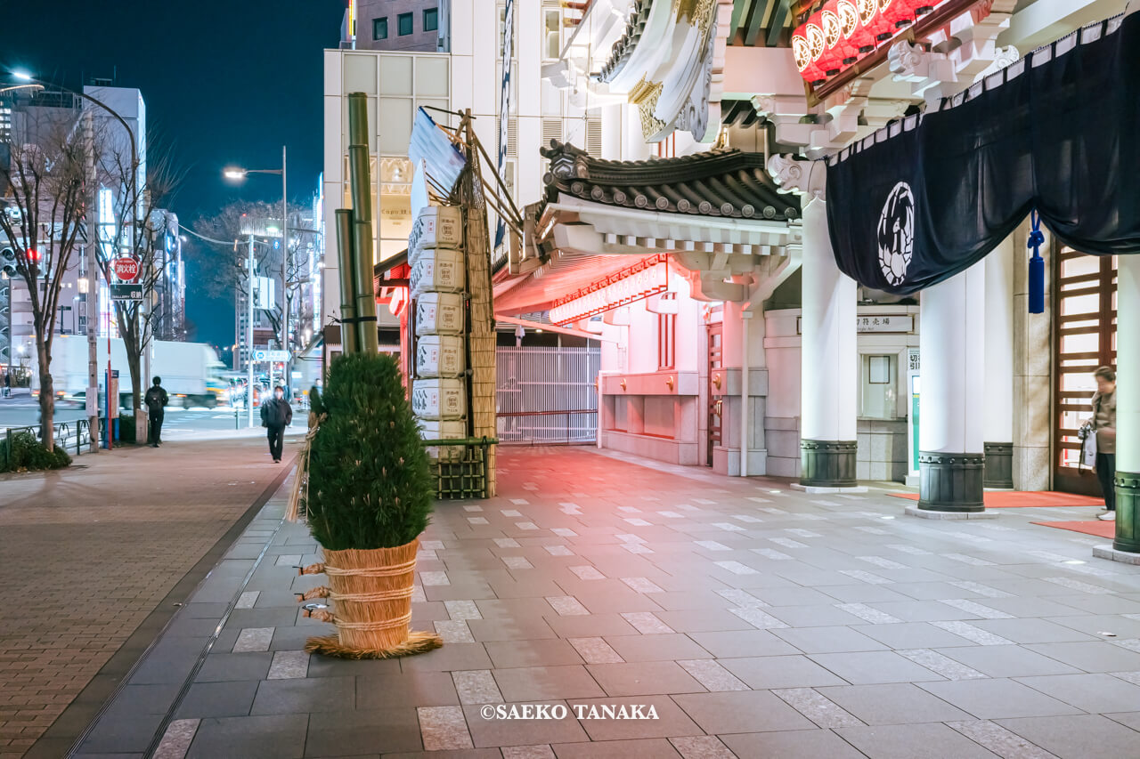 東京の人気おすすめクリスマス・イルミネーションスポット｜和と光のWinter Festaのイベント企画にて「灯籠」をモチーフにした灯籠イルミネーションで彩られた歌舞伎座の正面玄関（東京・東銀座）