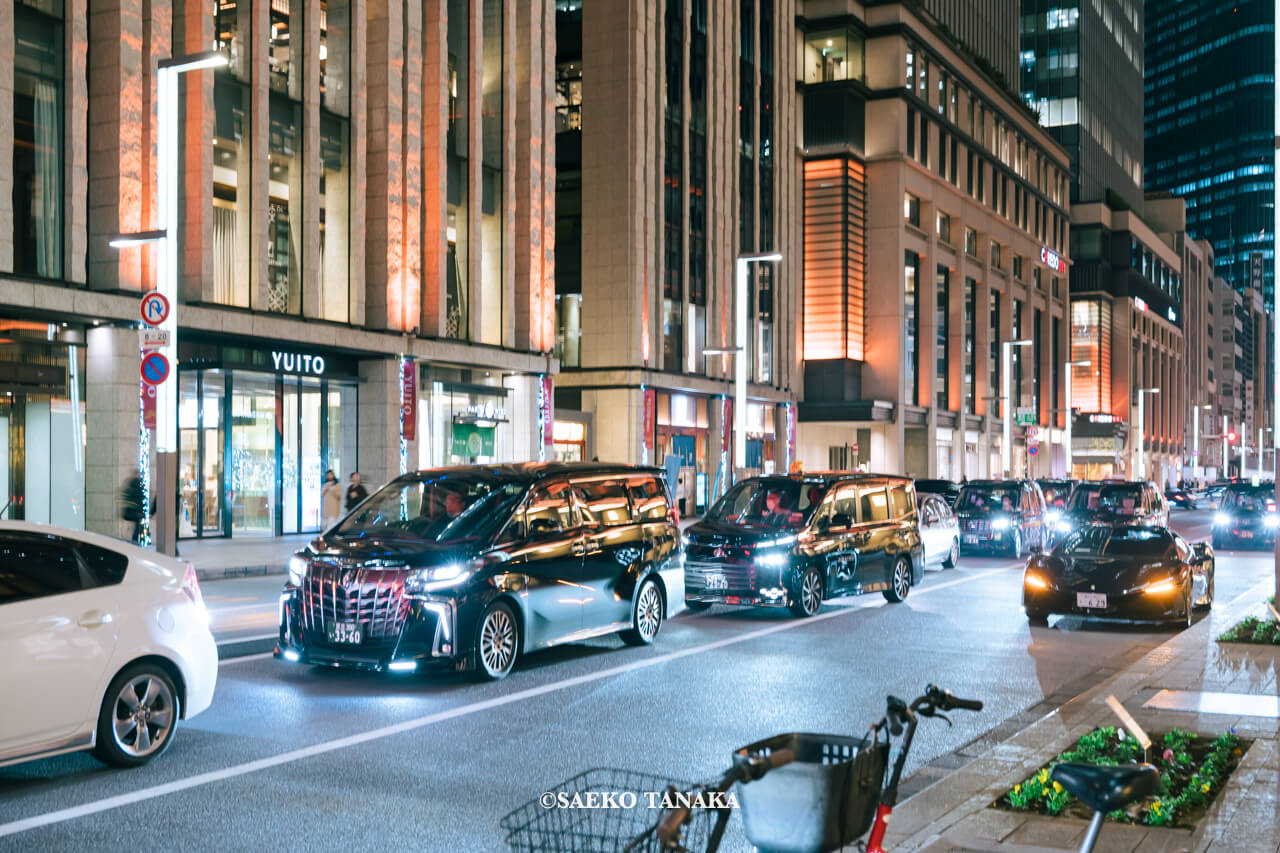 東京の人気おすすめクリスマス・イルミネーションスポット｜日本橋イルミネーションの企画にて日本の伝統色・橙色でライトアップされた日本橋中央通り沿いのYUITO / ユイトをはじめとする各施設（東京・日本橋）