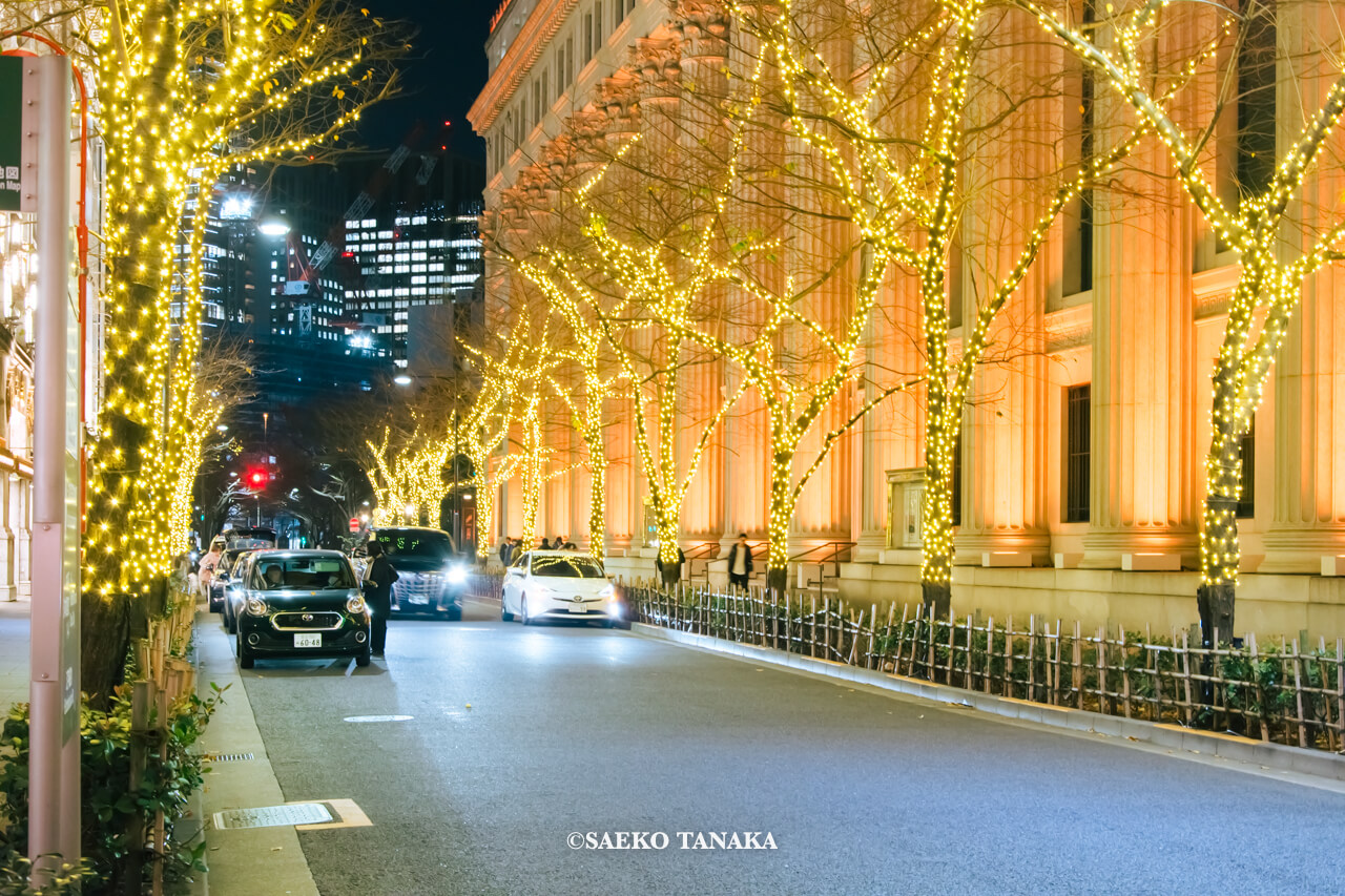 東京の人気おすすめクリスマス・イルミネーションスポット｜日本橋イルミネーションの江戸桜通りと、日本の伝統色・橙色でライトアップされた三井本館（東京・日本橋）