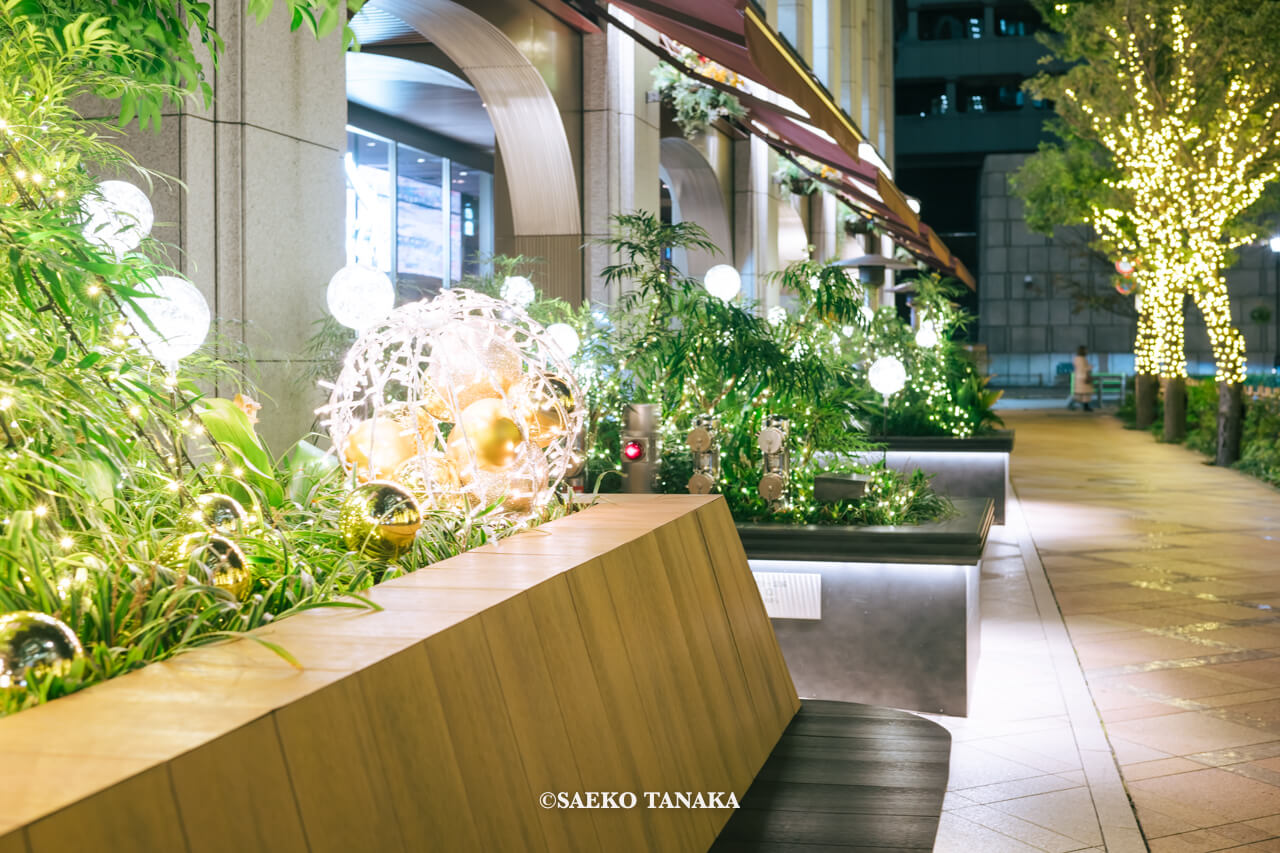 東京の人気おすすめクリスマス・イルミネーションスポット｜日本橋イルミネーションの日本橋三井タワーに施されたジュエルボール装飾（東京・日本橋）