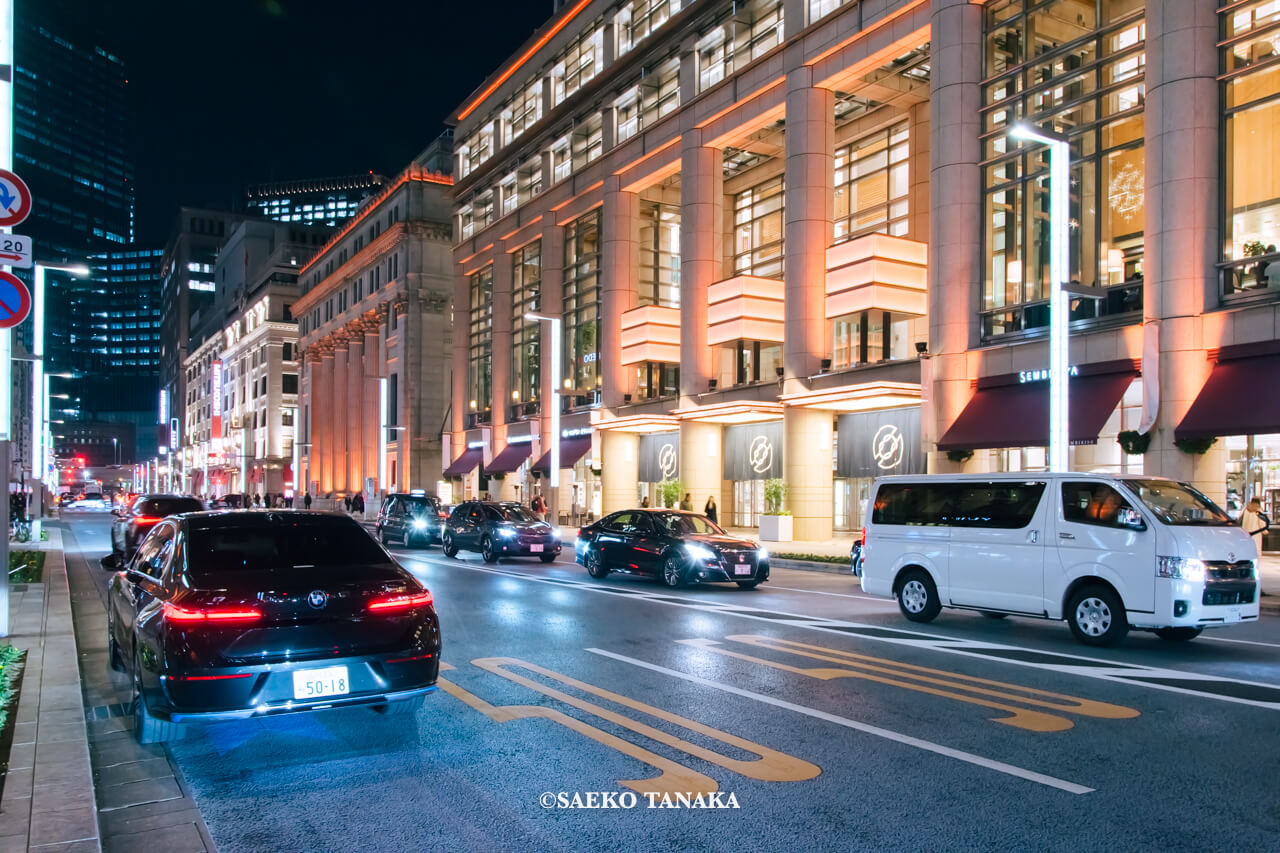 東京の人気おすすめクリスマス・イルミネーションスポット｜日本橋イルミネーションの企画にて日本の伝統色・橙色でライトアップされた日本橋中央通り沿いの千疋屋総本店をはじめとする各施設（東京・日本橋）