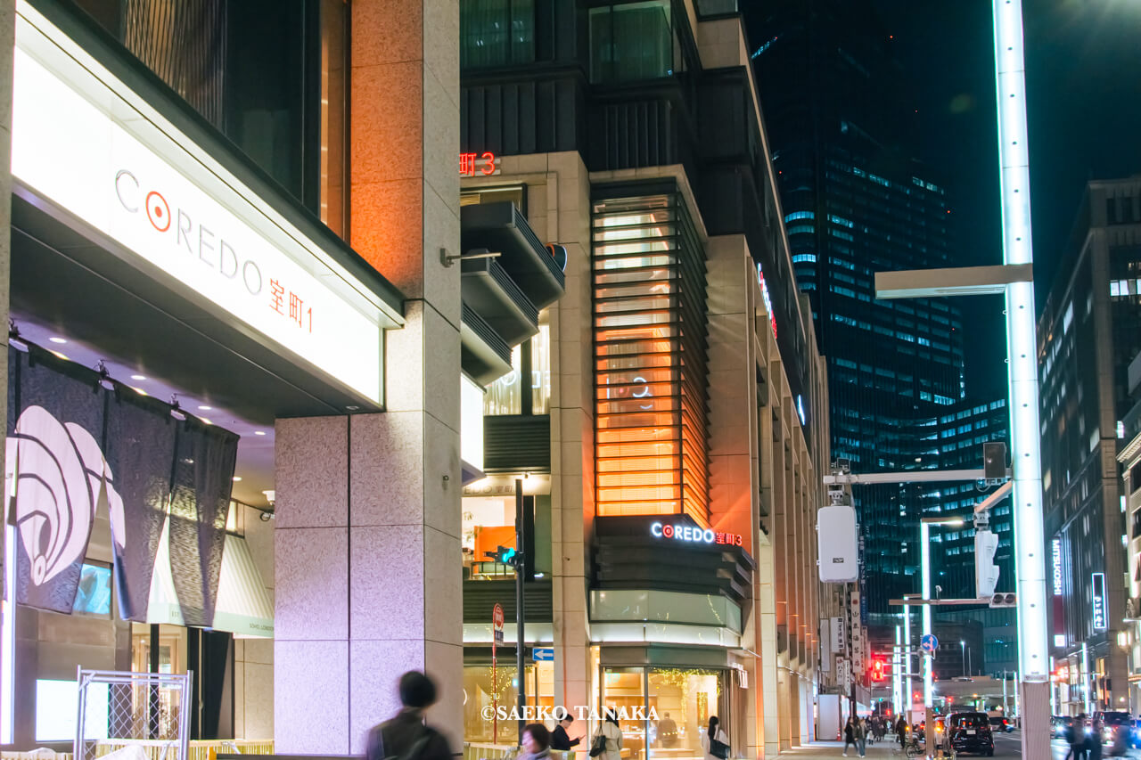東京の人気おすすめクリスマス・イルミネーションスポット｜日本橋イルミネーションの企画にて日本の伝統色・橙色でライトアップされた日本橋中央通り沿いのコレド室町1とコレド室町3（東京・日本橋）
