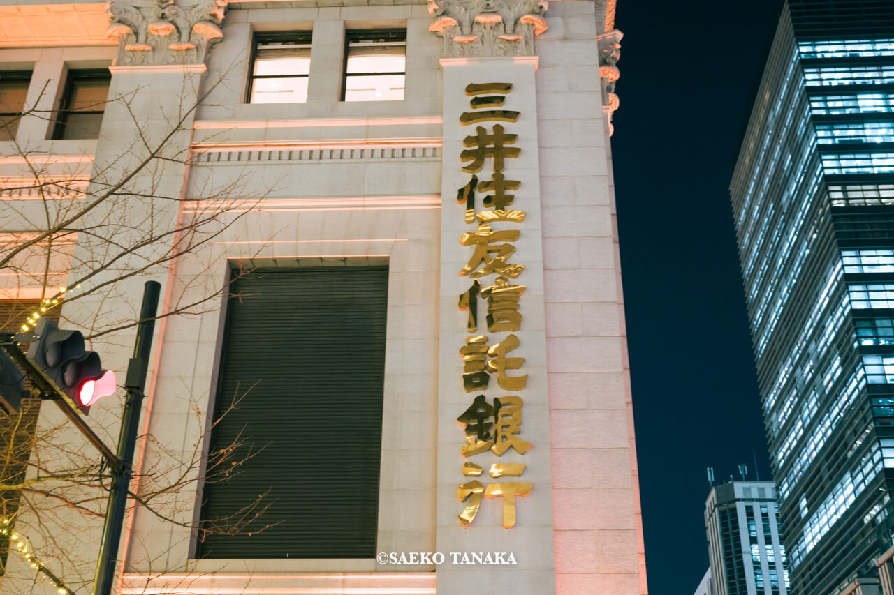東京の人気おすすめクリスマス・イルミネーションスポット｜日本橋イルミネーションの企画にて日本の伝統色・橙色でライトアップされた日本橋中央通り沿いの三井本館（現・三井住友信託銀行）（東京・日本橋）