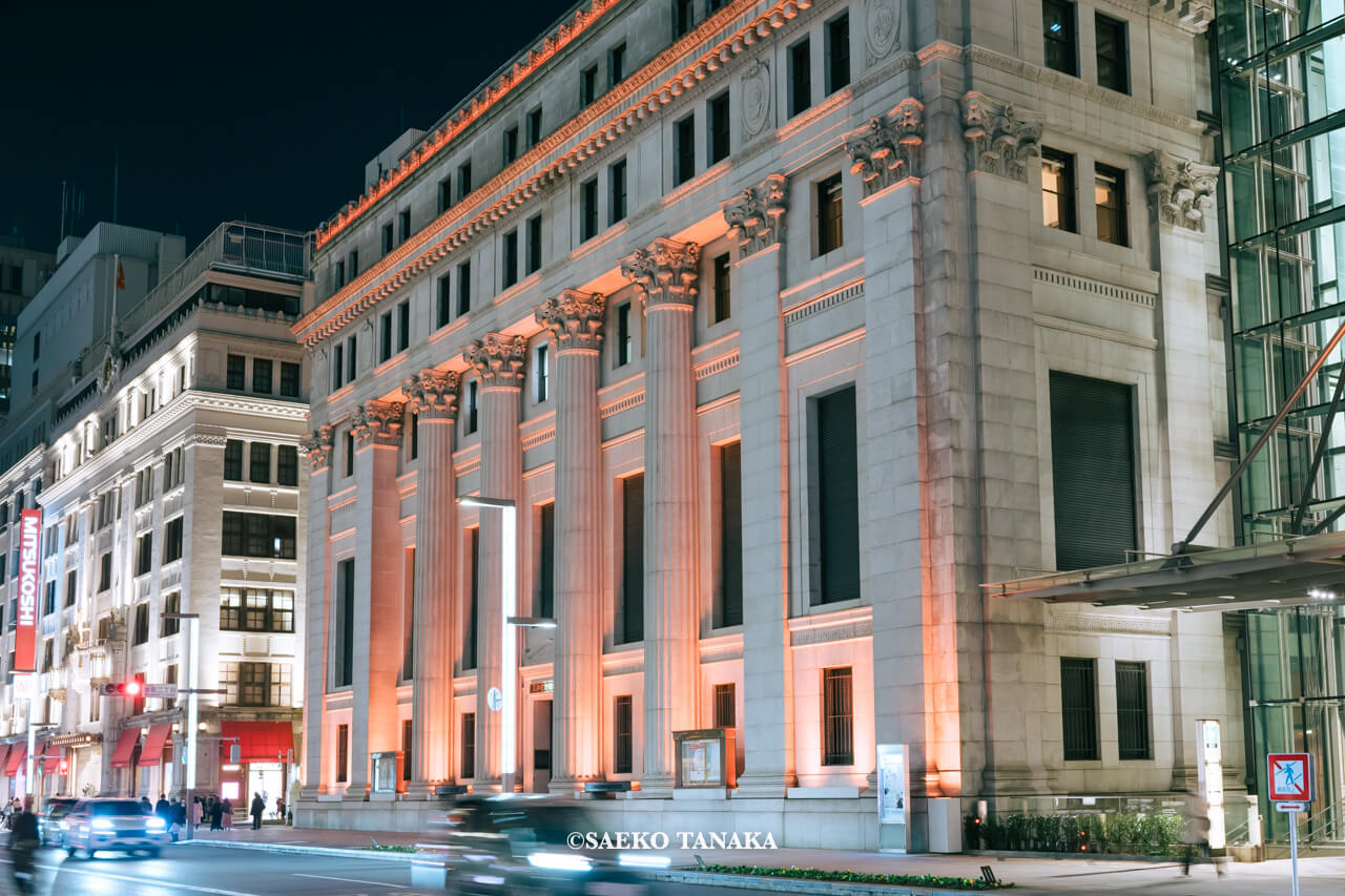 東京の人気おすすめクリスマス・イルミネーションスポット｜日本橋イルミネーションの企画にて日本の伝統色・橙色でライトアップされた日本橋中央通り沿いの各施設（東京・日本橋）