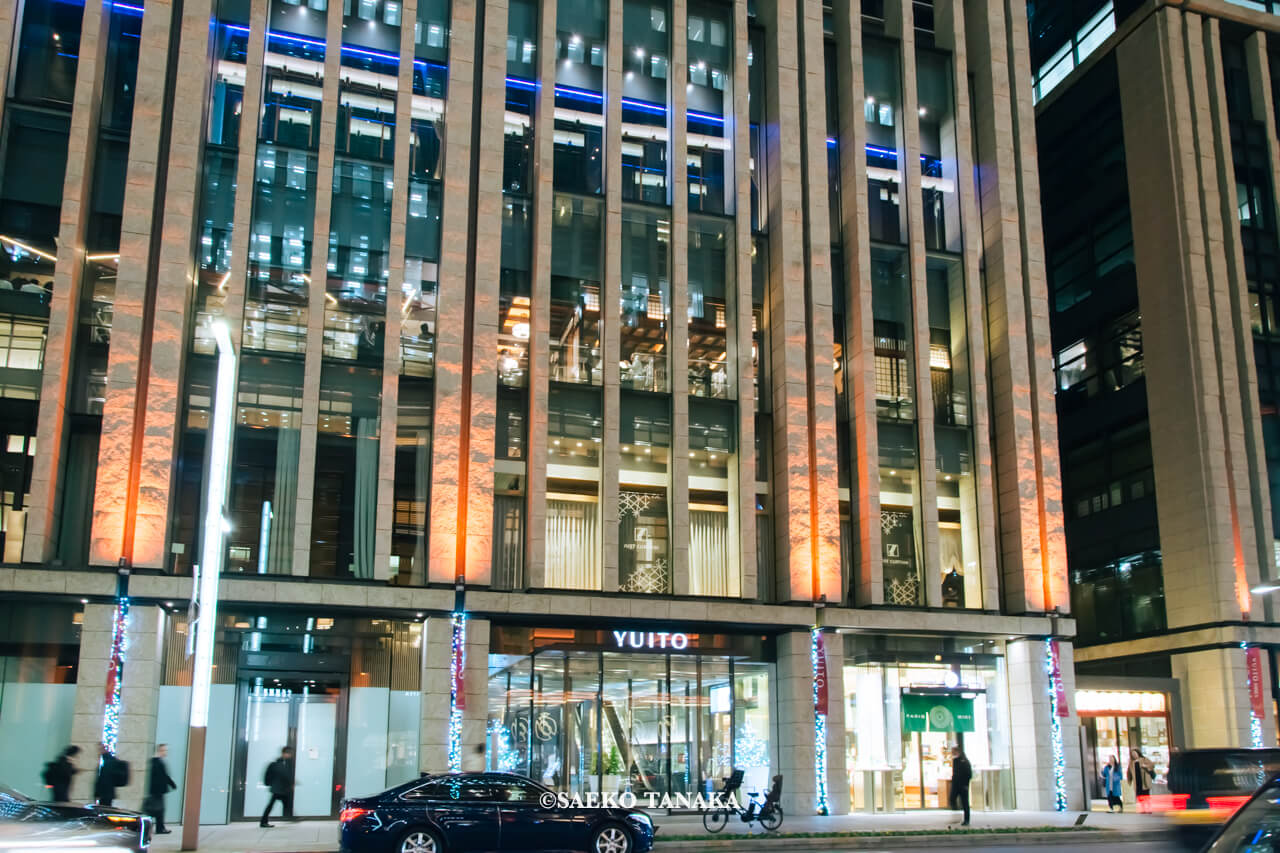 東京の人気おすすめクリスマス・イルミネーションスポット｜日本橋イルミネーションの企画にて日本の伝統色・橙色でライトアップされた日本橋中央通り沿いのYUITO / ユイト（東京・日本橋）