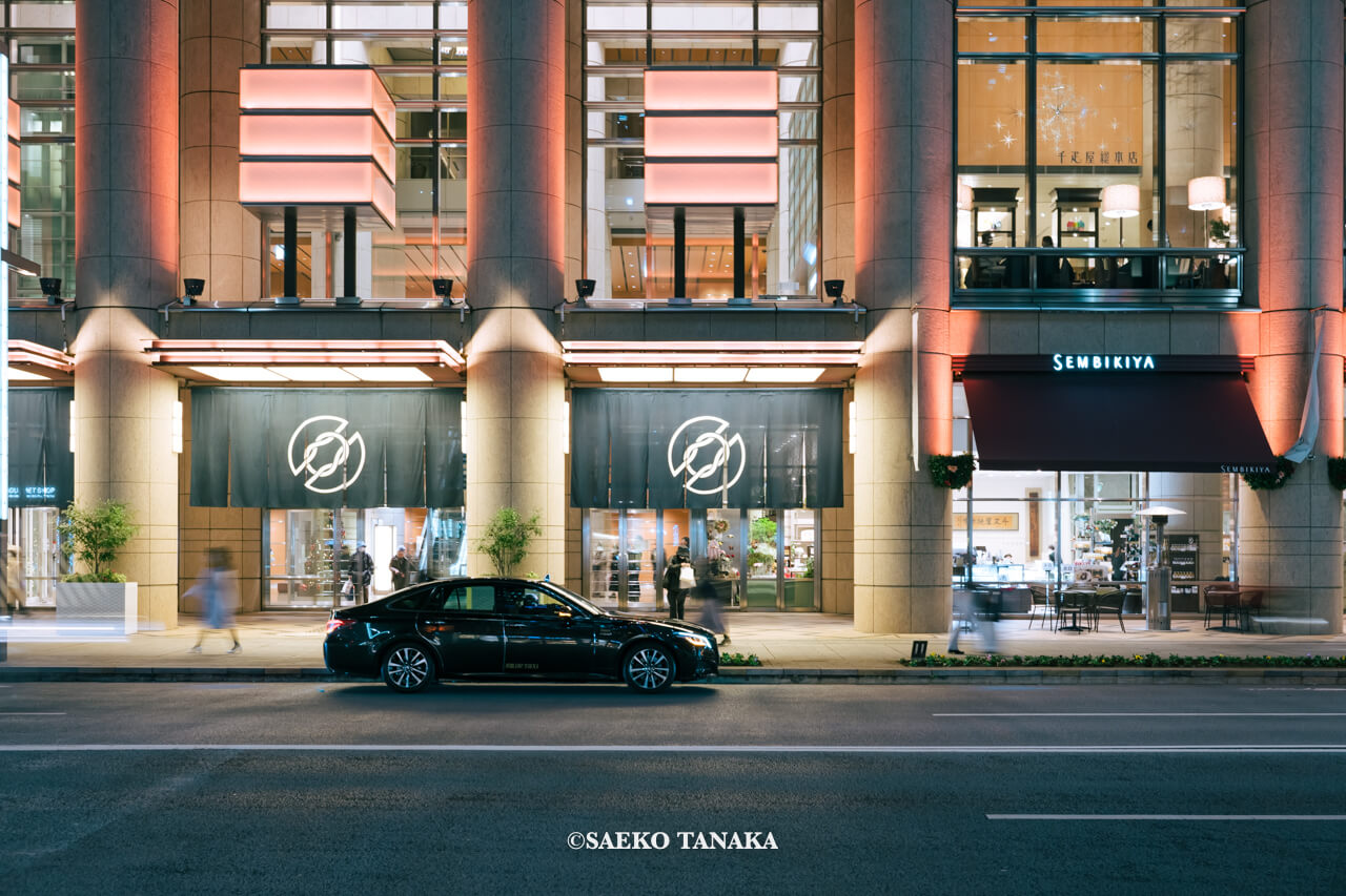 東京の人気おすすめクリスマス・イルミネーションスポット｜日本橋イルミネーションの企画にて日本の伝統色・橙色でライトアップされた日本橋中央通り沿いの千疋屋総本店（東京・日本橋）