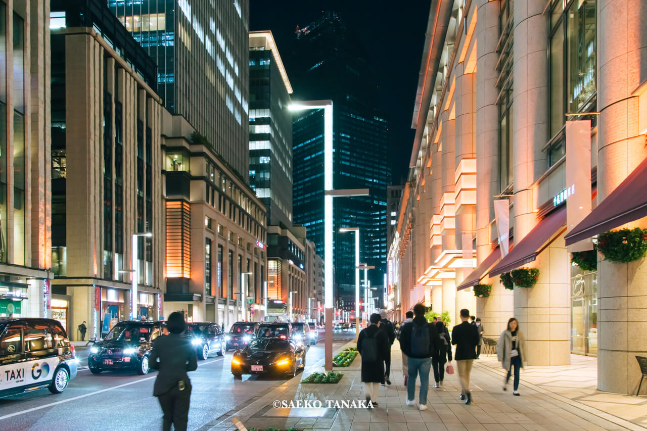 東京の人気おすすめクリスマス・イルミネーションスポット｜日本橋イルミネーションの企画にて日本の伝統色・橙色でライトアップされた日本橋中央通り沿いの各施設（東京・日本橋）