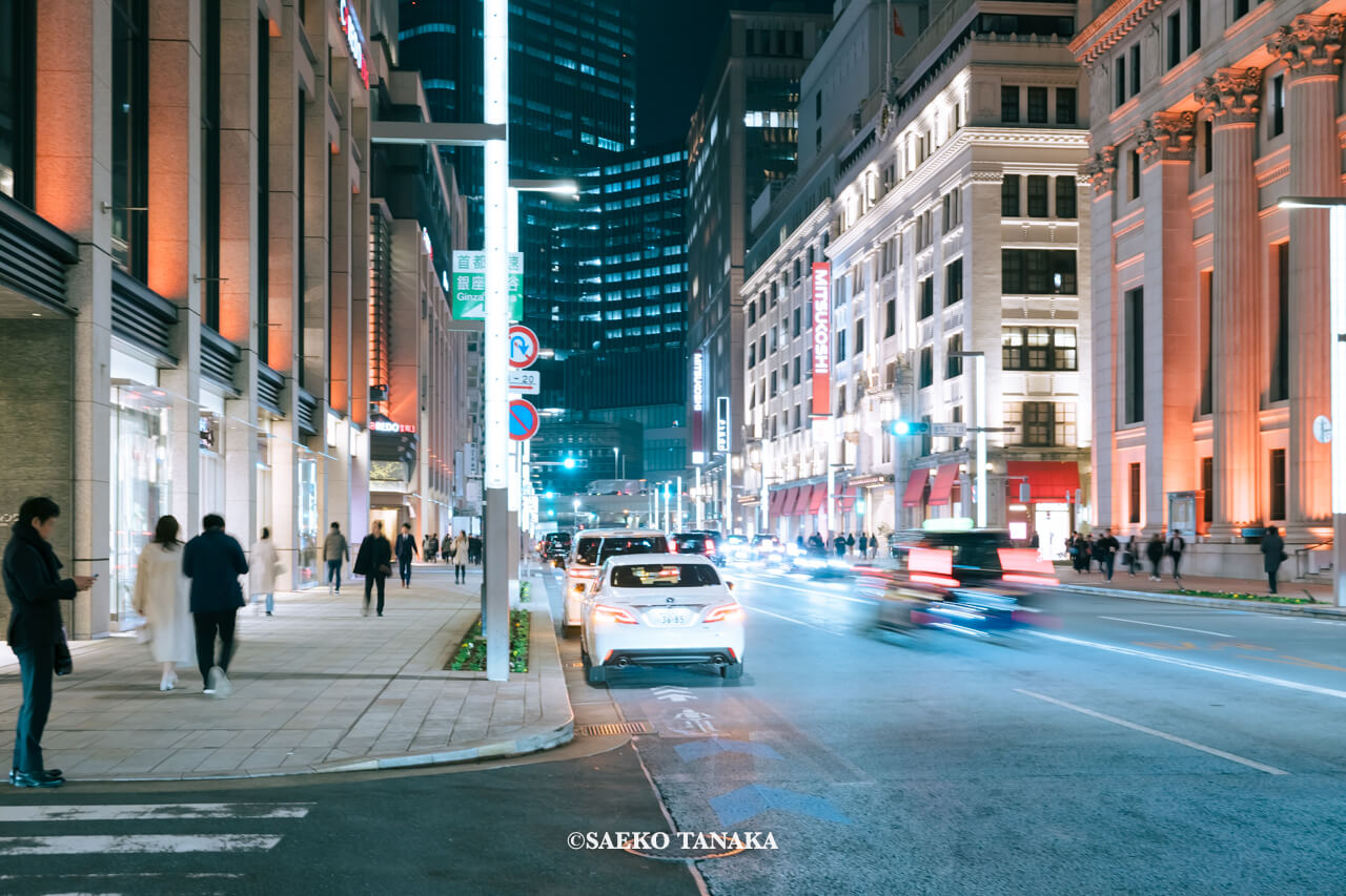 東京の人気おすすめクリスマス・イルミネーションスポット｜日本橋イルミネーションの企画にて日本の伝統色・橙色でライトアップされた日本橋中央通り沿いの各施設（東京・日本橋）